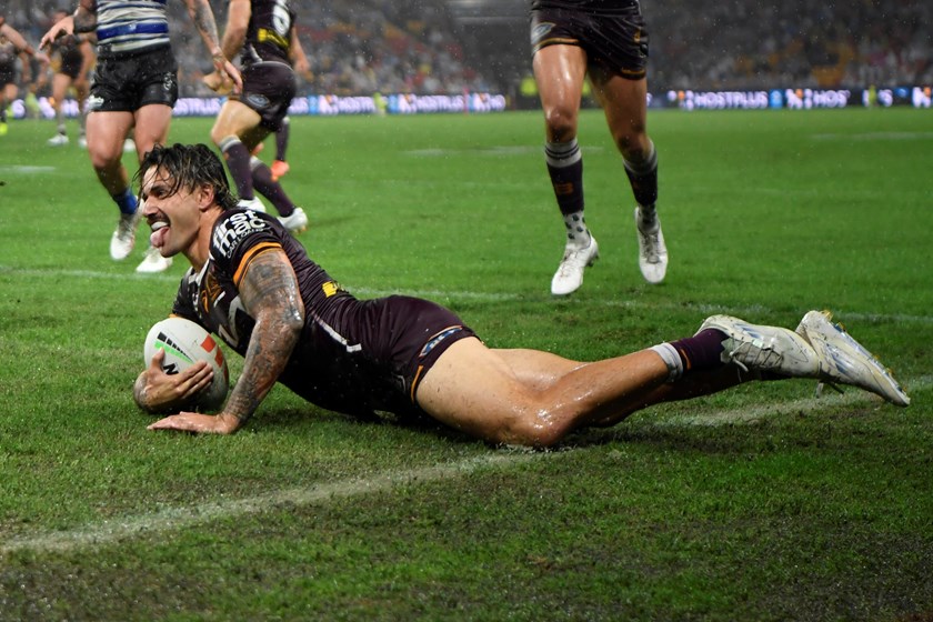 Jesse Arthars goes over for this 10th try of the season