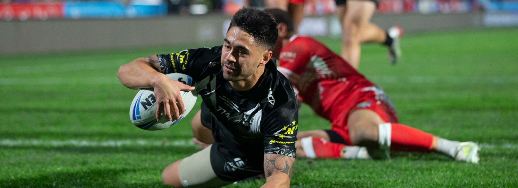 Shaun Johnson scores for the Kiwis.