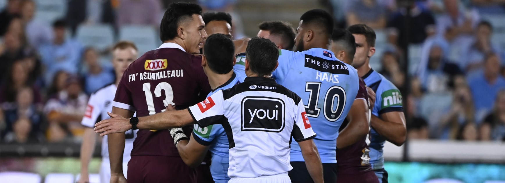 Tino Fa'asuamaleaui and Payne Haas face off.