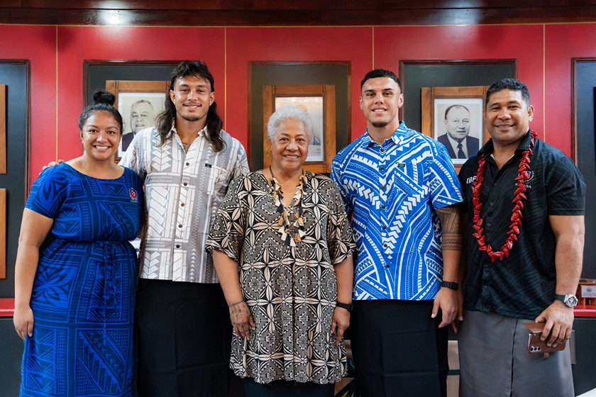 Tino Fa'asuamaleaui and his brother Iszac with Samoan Prime Minister Fiamē Naomi Mataʻafa (middle) and Samoa Rugby League's Meta Apu'ula (l) and Fiu Ponifasio Vasa (r).