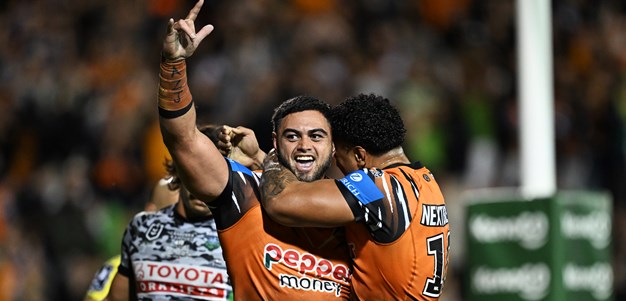 Royce sounds Shark alarm after rumbling through Raiders